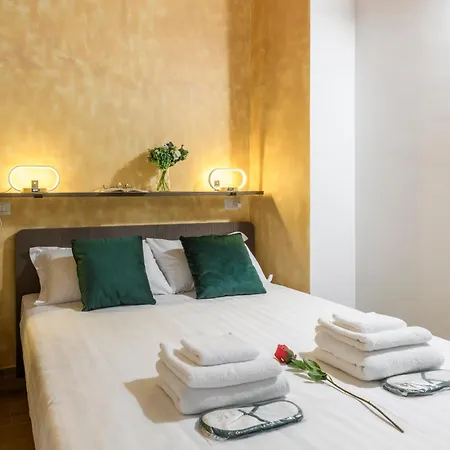 Cesariano, 11 - In Vibrant Via Cesariano Apartamento *