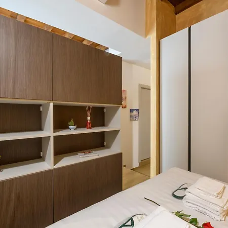 Cesariano, 11 - In Vibrant Via Cesariano Apartamento