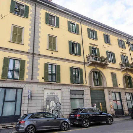 Cesariano, 11 - In Vibrant Via Cesariano Apartamento